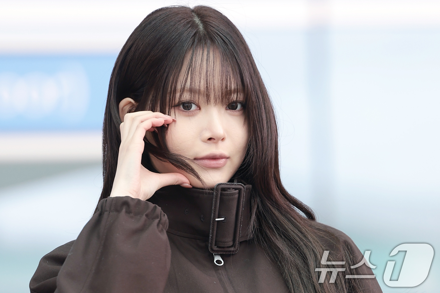 (인천공항=뉴스1) 권현진 기자 = 르세라핌 홍은채가 해외 일정을 위해 3일 인천국제공항을 통해 프랑스 파리로 출국하기 전 인사를 하고 있다. 2026.3.3/뉴스1