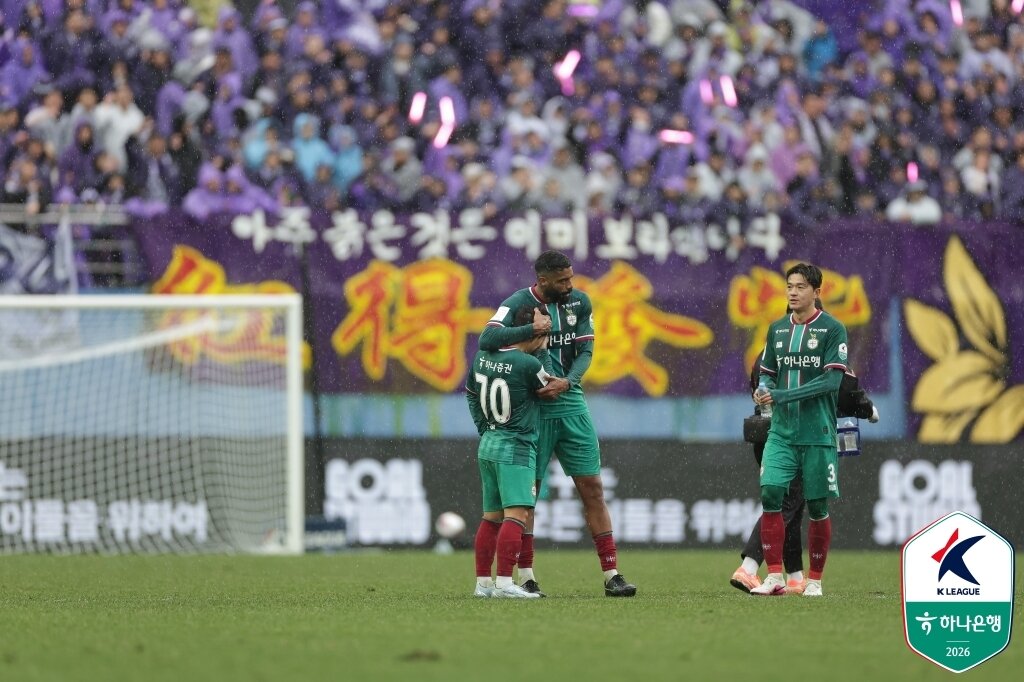 본문 이미지 - 올 시즌 강력한 우승후보로 꼽히는 대전하나시티즌도 안양과의 홈 경기에서 1-1로 비겼다. (한국프로축구연맹 제공)