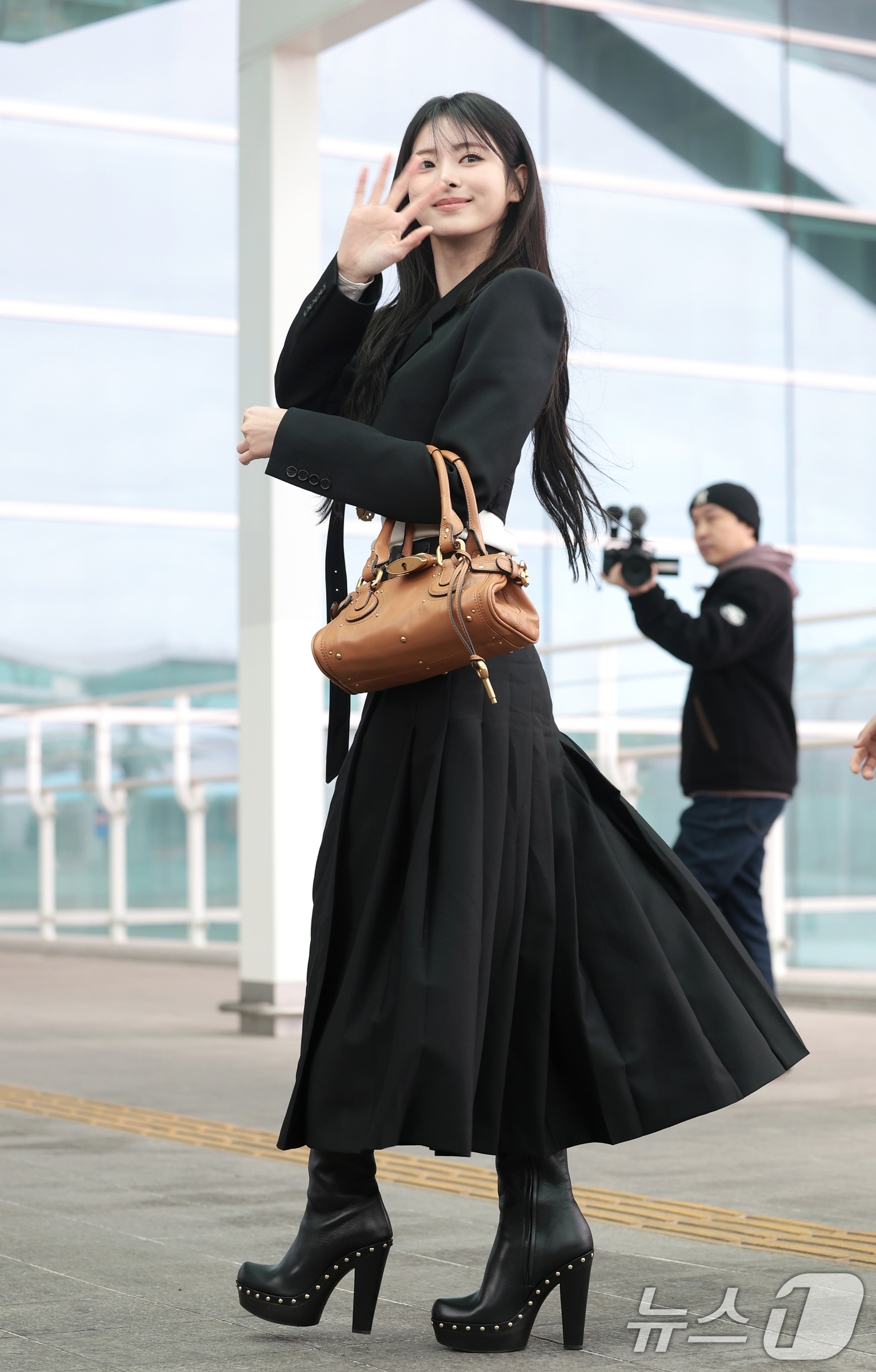 (인천공항=뉴스1) 권현진 기자 = 미야오 안나가 해외 일정을 위해 3일 인천국제공항을 통해 프랑스 파리로 출국하고 있다. 2026.3.3/뉴스1