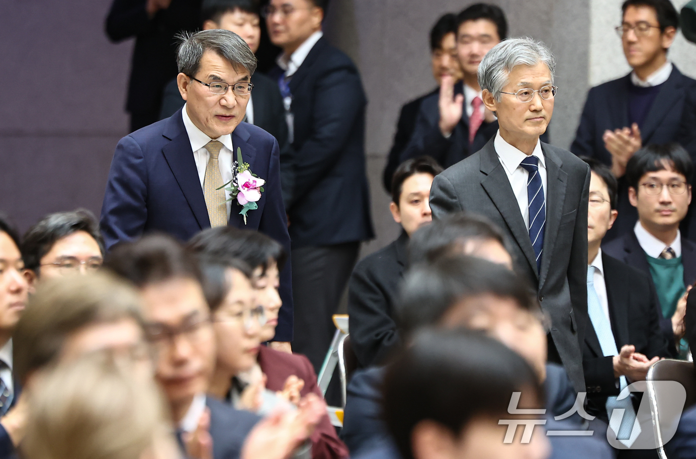 (서울=뉴스1) 김도우 기자 = 조희대 대법원장(오른쪽)과 노태악 대법관이 3일 서울 서초구 대법원에서 열린 노 대법관의 퇴임식에 참석하고 있다. 2026.3.3/뉴스1