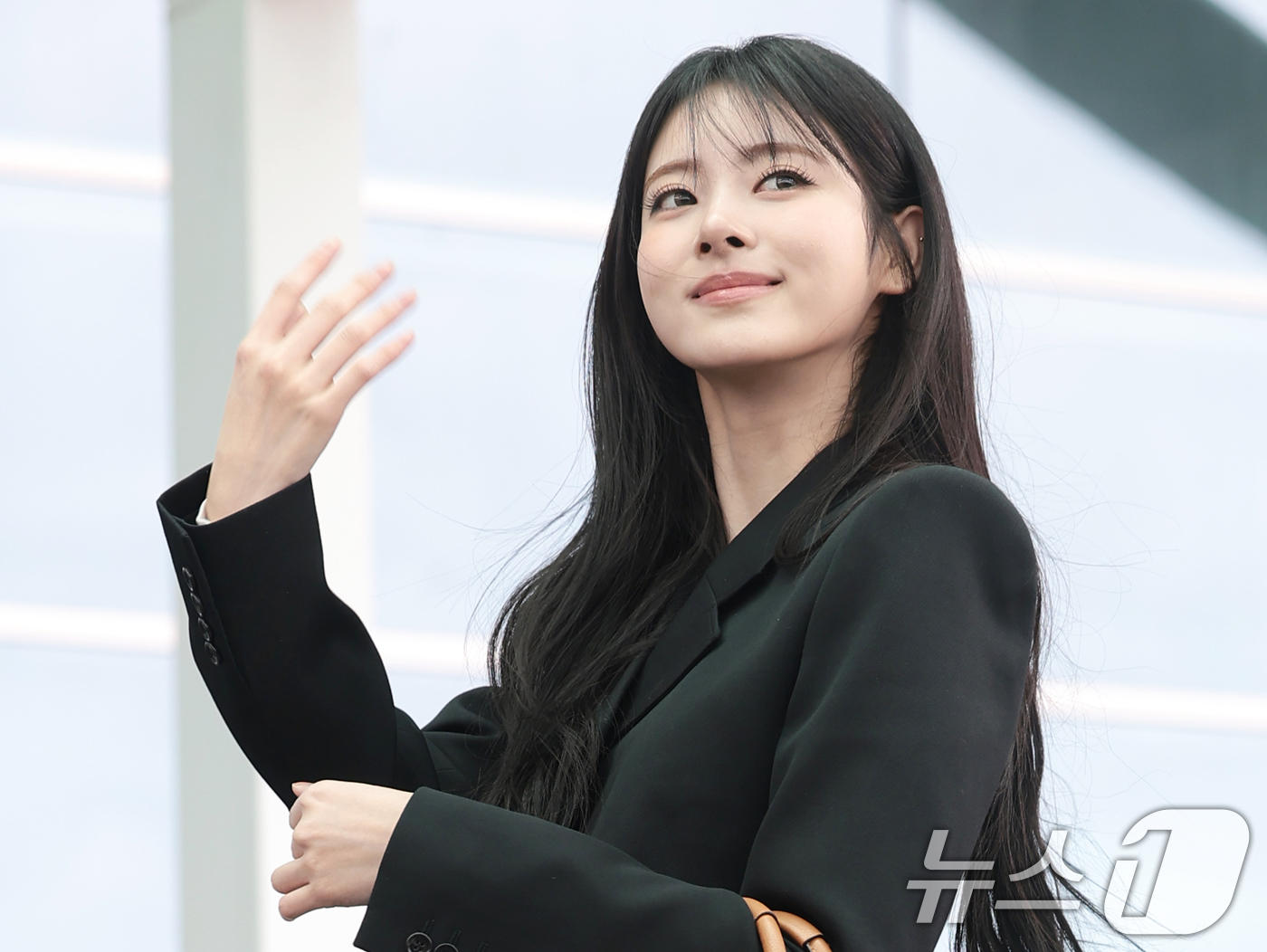 (인천공항=뉴스1) 권현진 기자 = 미야오 안나가 해외 일정을 위해 3일 인천국제공항을 통해 프랑스 파리로 출국하고 있다. 2026.3.3/뉴스1