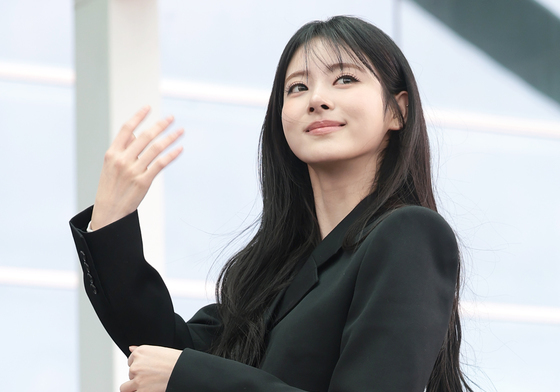 안나, 공항에서 화보를