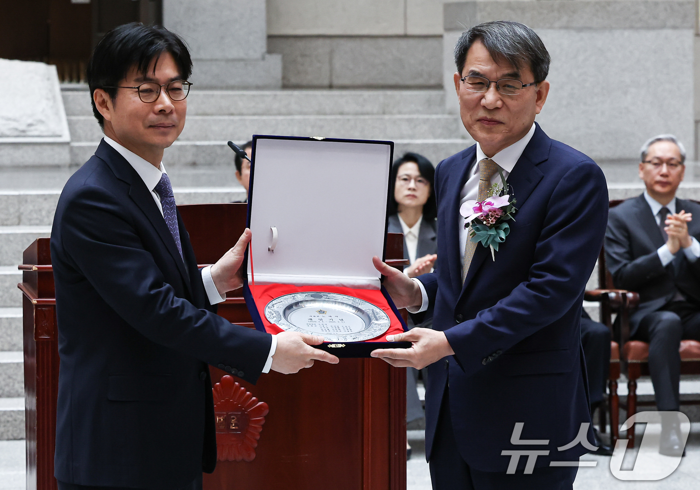 (서울=뉴스1) 김도우 기자 = 노태악 대법관이 3일 서울 서초구 대법원에서 열린 본인의 퇴임식에서 재직 기념패를 받고 있다. 2026.3.3/뉴스1