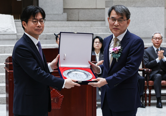 재직 기념패 받는 노태악 대법관