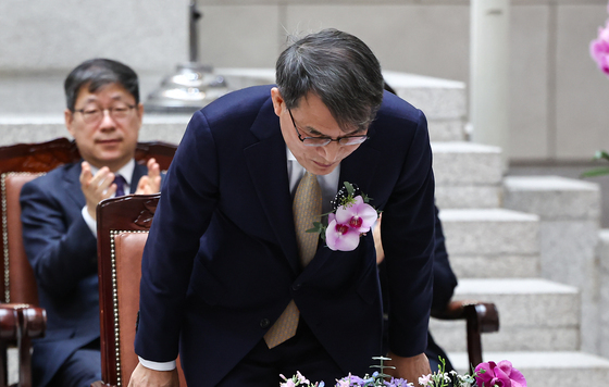 고개 숙여 인사하는 노태악