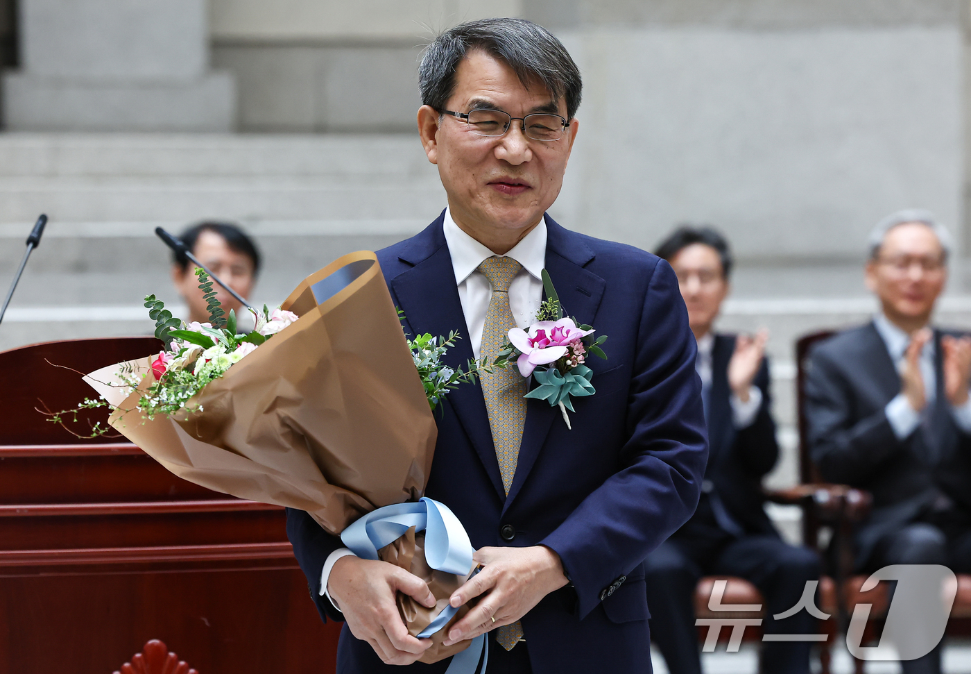 (서울=뉴스1) 김도우 기자 = 노태악 대법관이 3일 서울 서초구 대법원에서 열린 본인의 퇴임식에서 꽃다발을 들고 미소짓고 있다. 2026.3.3/뉴스1