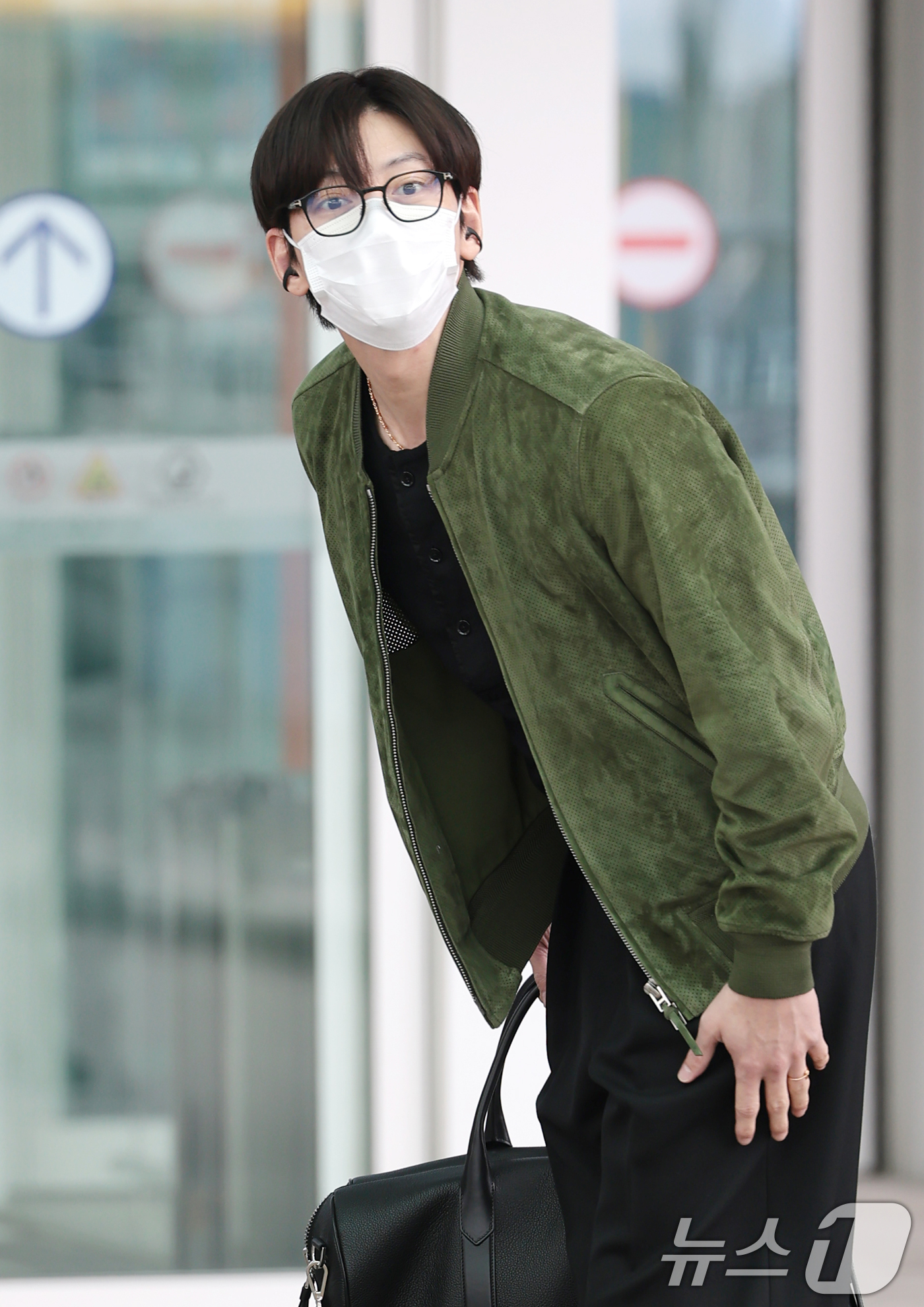 (인천공항=뉴스1) 권현진 기자 = 배우 지창욱이 해외 일정을 위해 3일 인천국제공항을 통해 프랑스 파리로 출국하고 있다. 2026.3.3/뉴스1