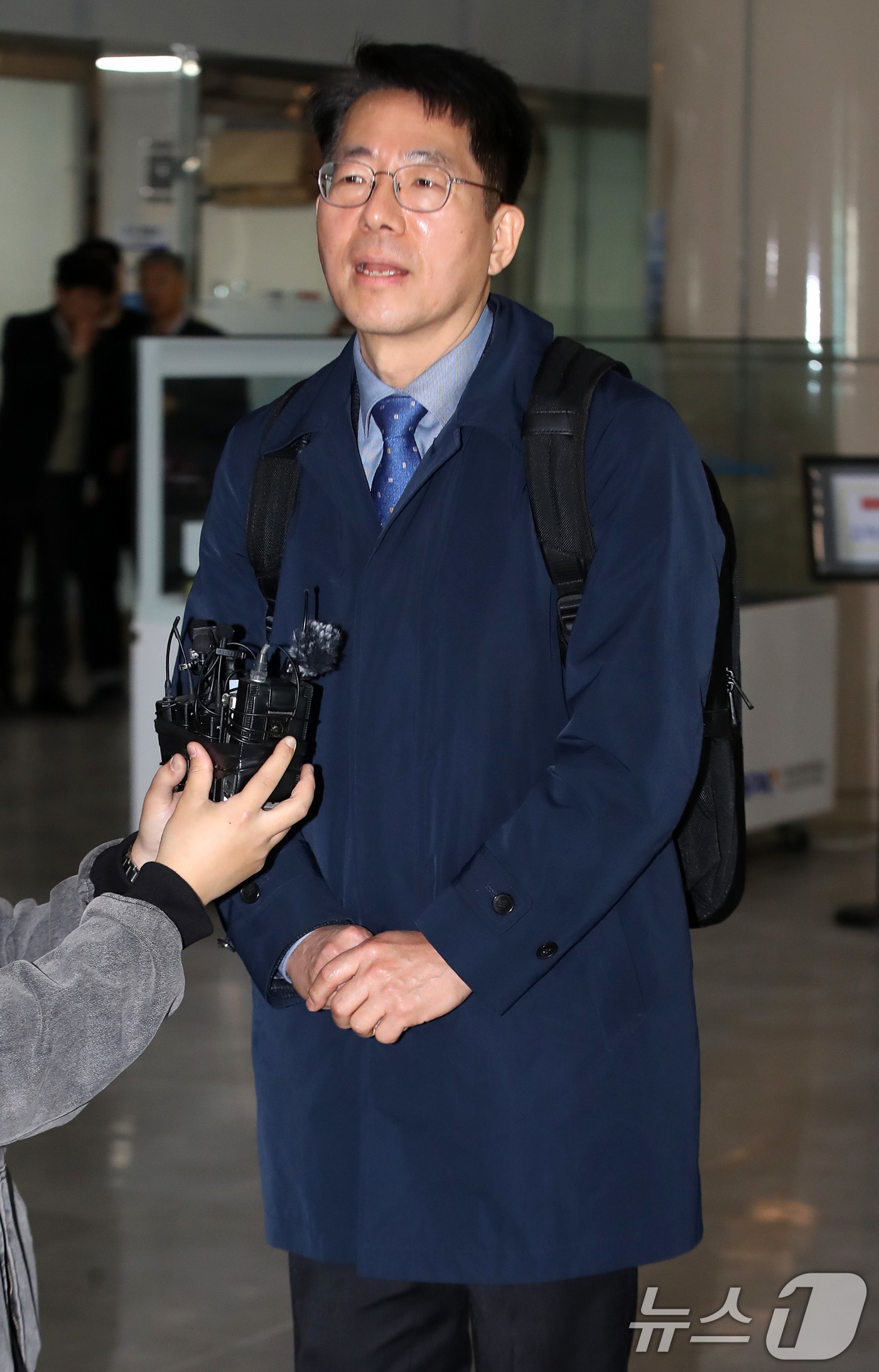 (부산=뉴스1) 윤일지 기자 = 황종우 해양수산부 장관 후보자가 3일 오전 부산 중구 부산항만공사에 마련된 인사청문회 준비 사무실로 첫 출근하며 소감을 밝히고 있다.  2026.3 …