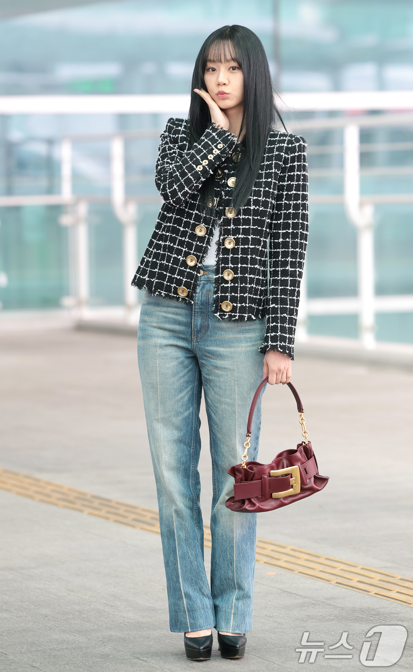 (인천공항=뉴스1) 권현진 기자 = 배우 혜리가 해외 일정을 위해 3일 인천국제공항을 통해 프랑스 파리로 출국하기 전 인사를 하고 있다. 2026.3.3/뉴스1