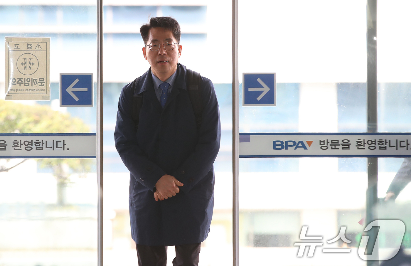 (부산=뉴스1) 윤일지 기자 = 황종우 해양수산부 장관 후보자가 3일 오전 부산 중구 부산항만공사에 마련된 인사청문회 준비 사무실로 첫 출근하고 있다.  2026.3.3/뉴스1