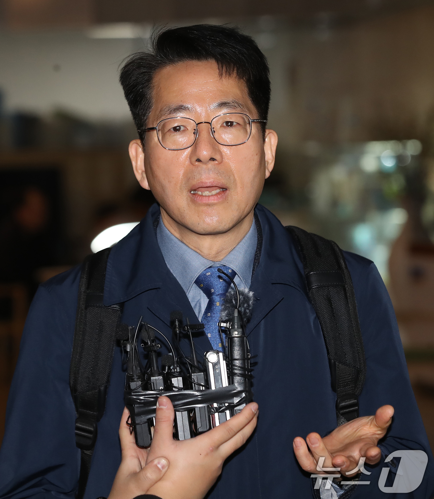 (부산=뉴스1) 윤일지 기자 = 황종우 해양수산부 장관 후보자가 3일 오전 부산 중구 부산항만공사에 마련된 인사청문회 준비 사무실로 첫 출근하며 소감을 밝히고 있다.  2026.3 …