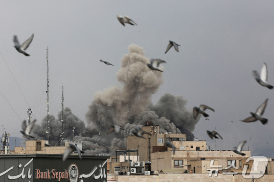 이란 전쟁 소용돌이…K-제약바이오 '파머징' 공략 주춤 "모니터링 지속"