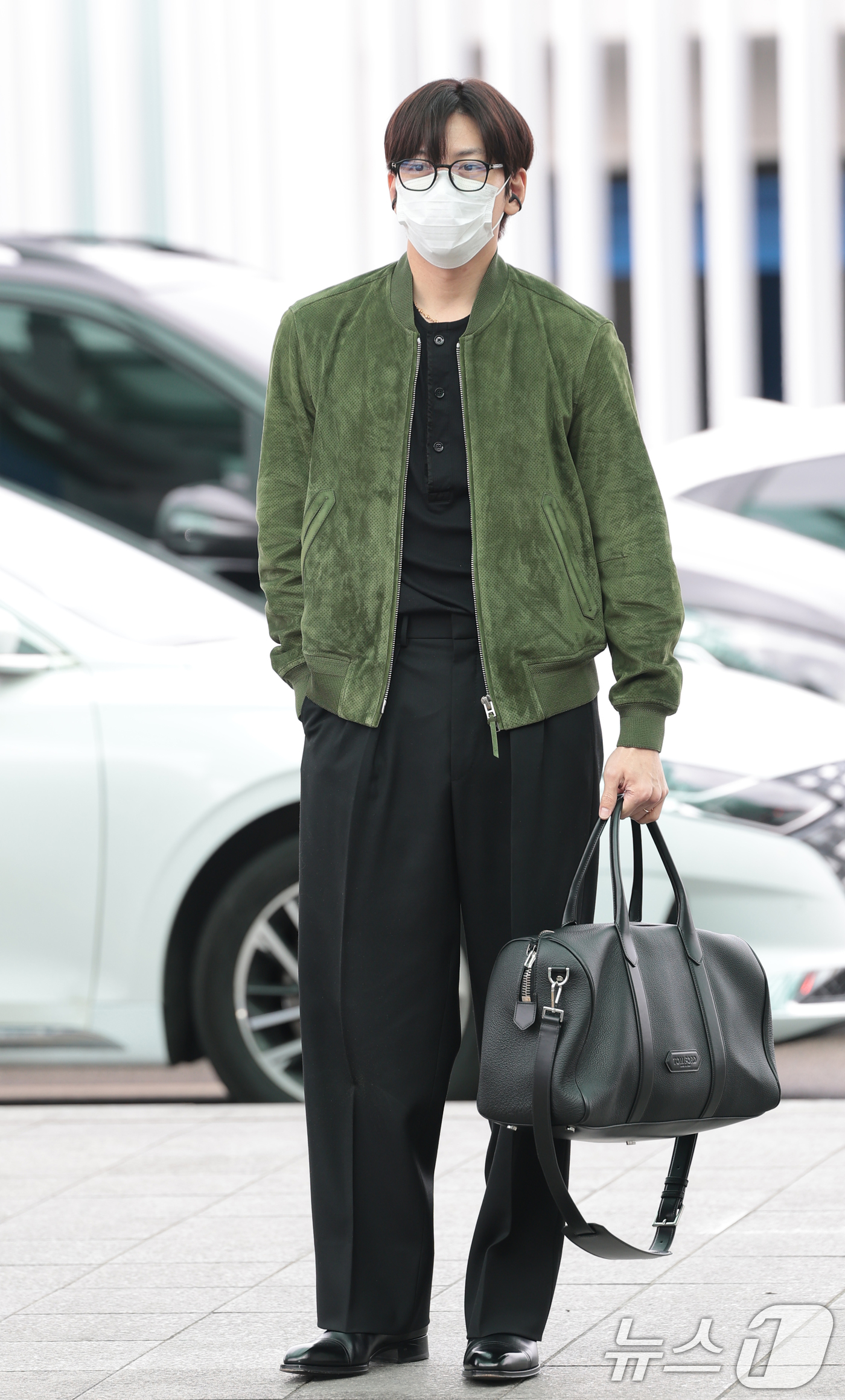 (인천공항=뉴스1) 권현진 기자 = 배우 지창욱이 해외 일정을 위해 3일 인천국제공항을 통해 프랑스 파리로 출국하고 있다. 2026.3.3/뉴스1