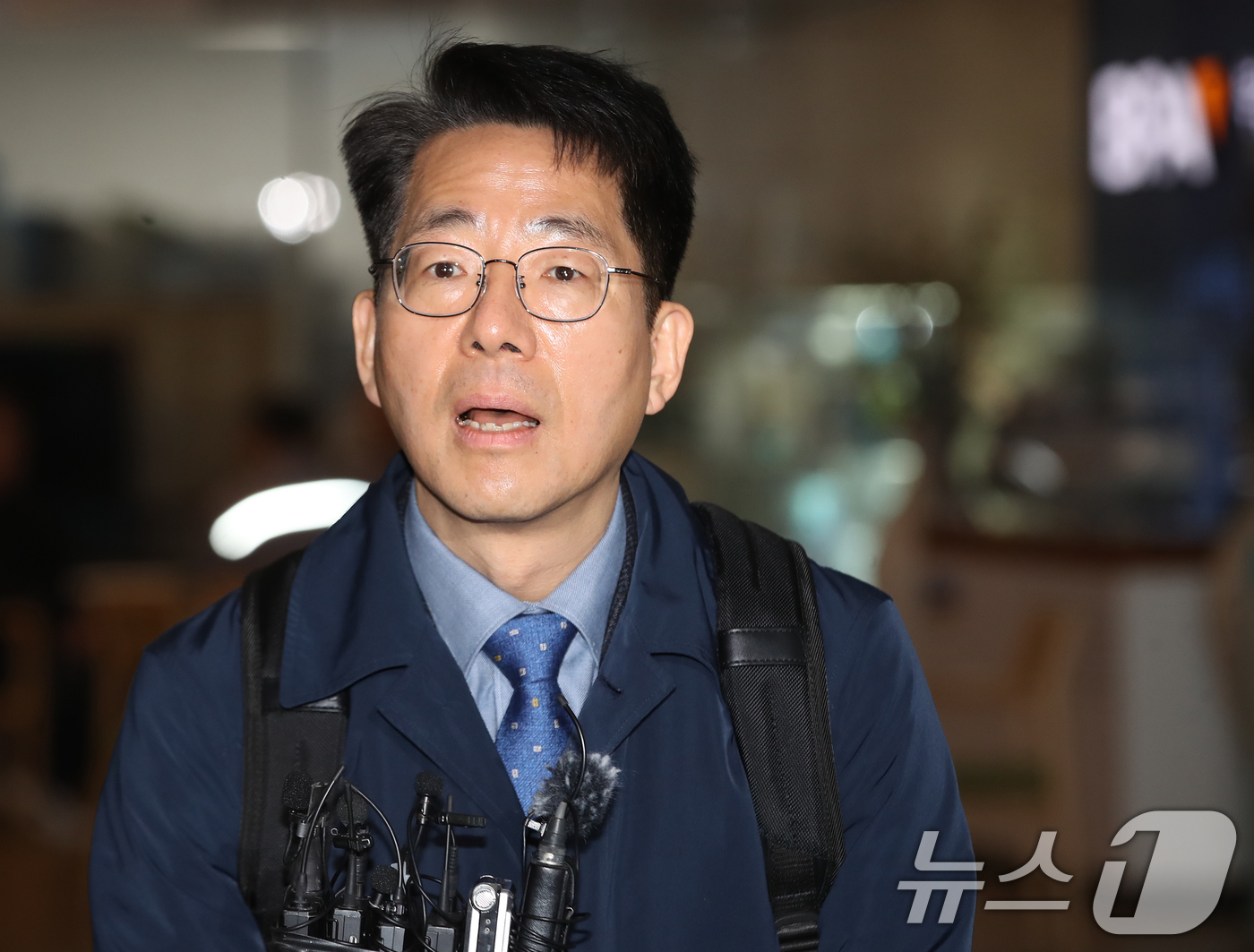 (부산=뉴스1) 윤일지 기자 = 황종우 해양수산부 장관 후보자가 3일 오전 부산 중구 부산항만공사에 마련된 인사청문회 준비 사무실로 첫 출근하며 소감을 밝히고 있다.  2026.3 …