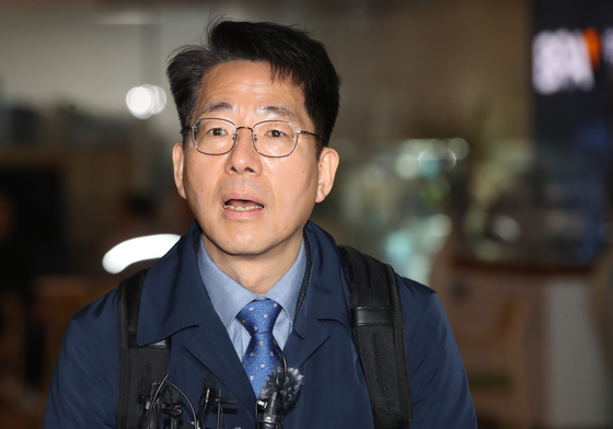 취재진 질문 답하는 황종우 해수부 장관 후보자