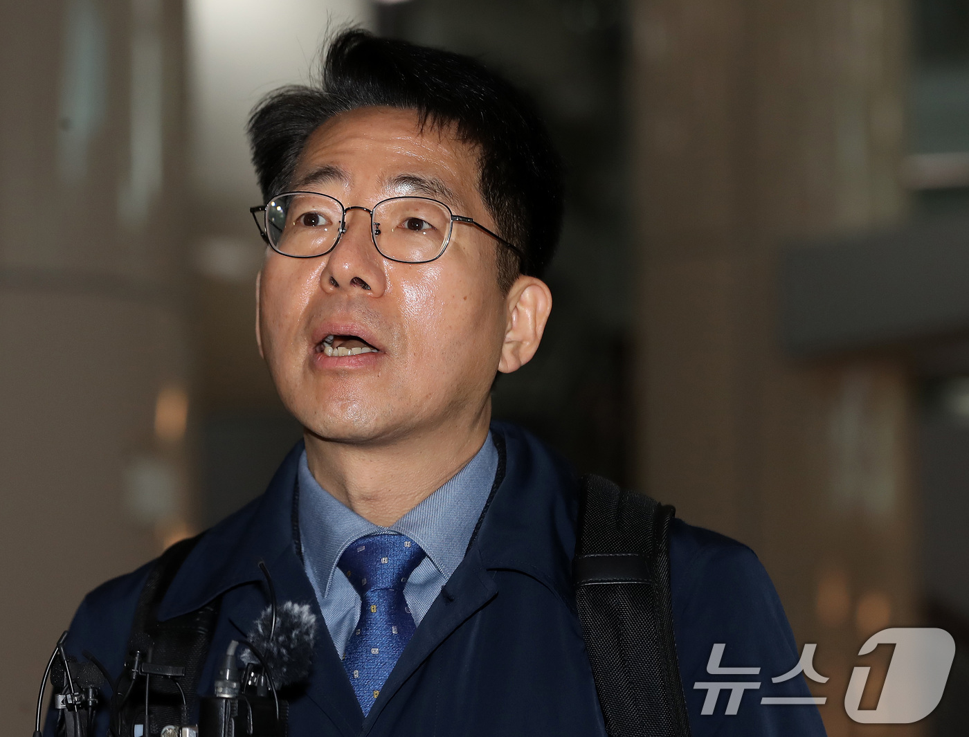 (부산=뉴스1) 윤일지 기자 = 황종우 해양수산부 장관 후보자가 3일 오전 부산 중구 부산항만공사에 마련된 인사청문회 준비 사무실로 첫 출근하며 소감을 밝히고 있다.  2026.3 …