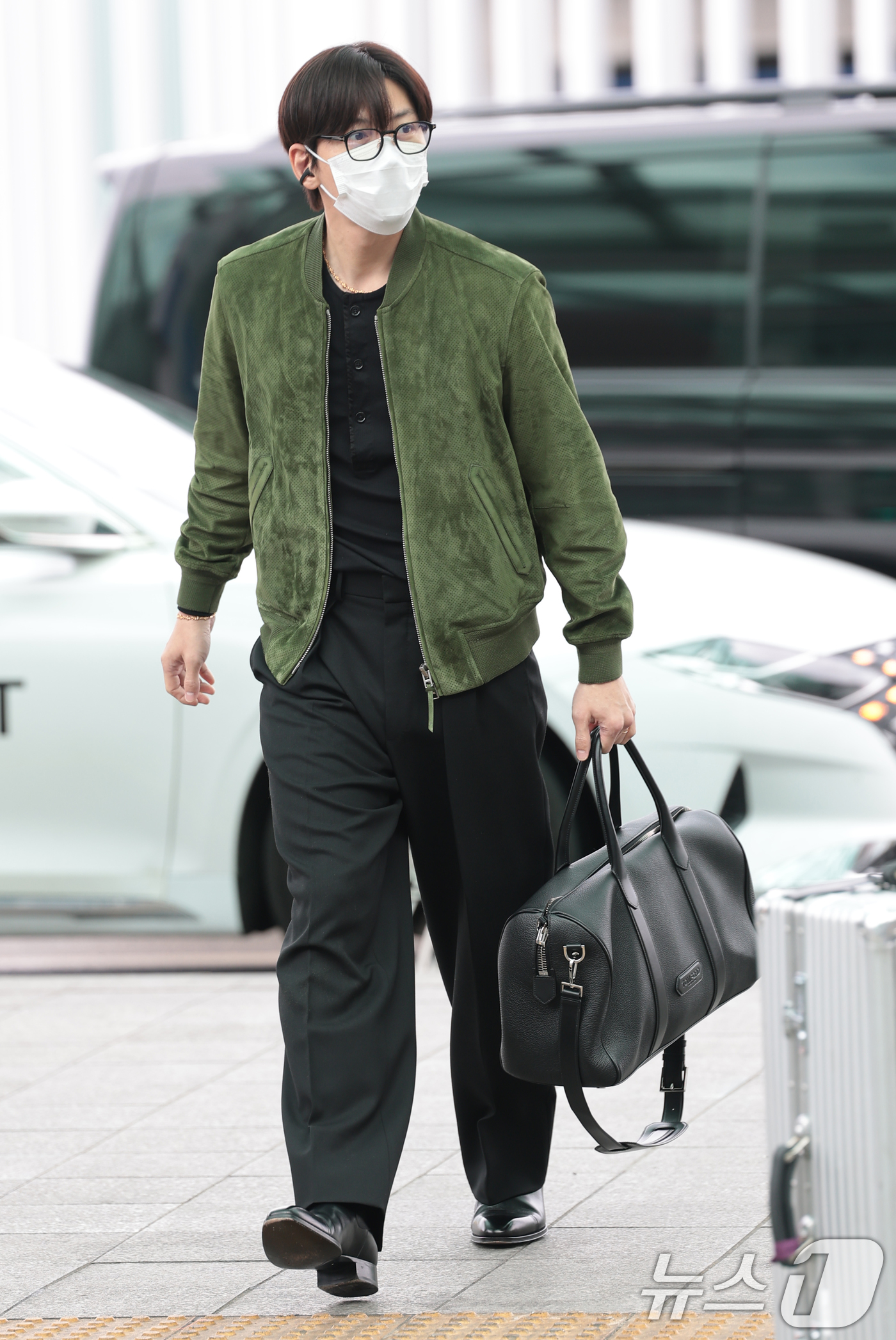 (인천공항=뉴스1) 권현진 기자 = 배우 지창욱이 해외 일정을 위해 3일 인천국제공항을 통해 프랑스 파리로 출국하고 있다. 2026.3.3/뉴스1