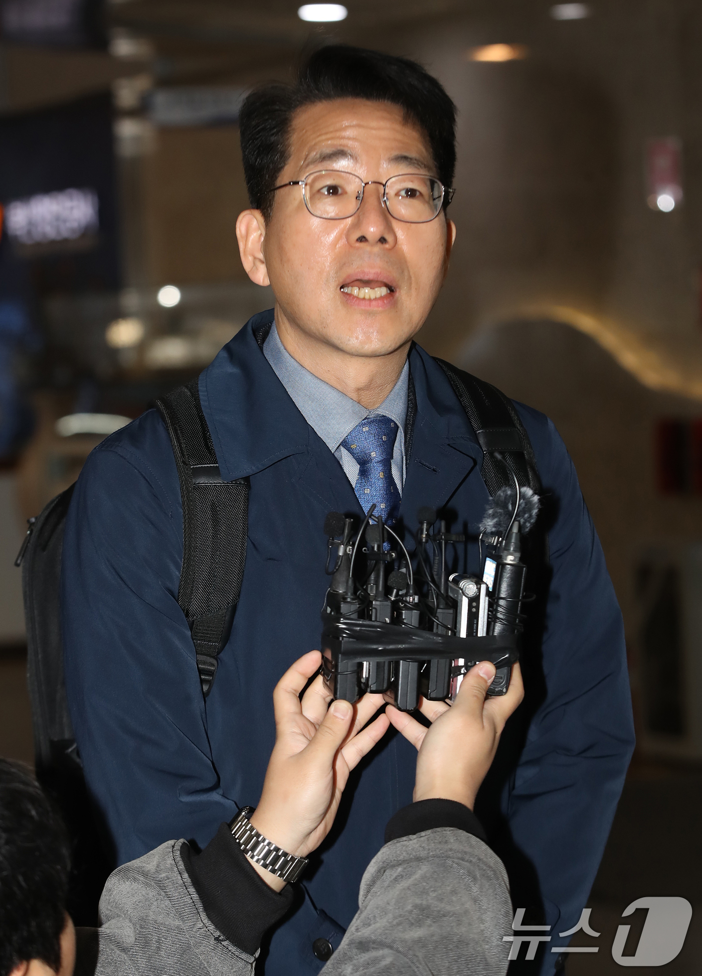 (부산=뉴스1) 윤일지 기자 = 황종우 해양수산부 장관 후보자가 3일 오전 부산 중구 부산항만공사에 마련된 인사청문회 준비 사무실로 첫 출근하며 소감을 밝히고 있다.  2026.3 …