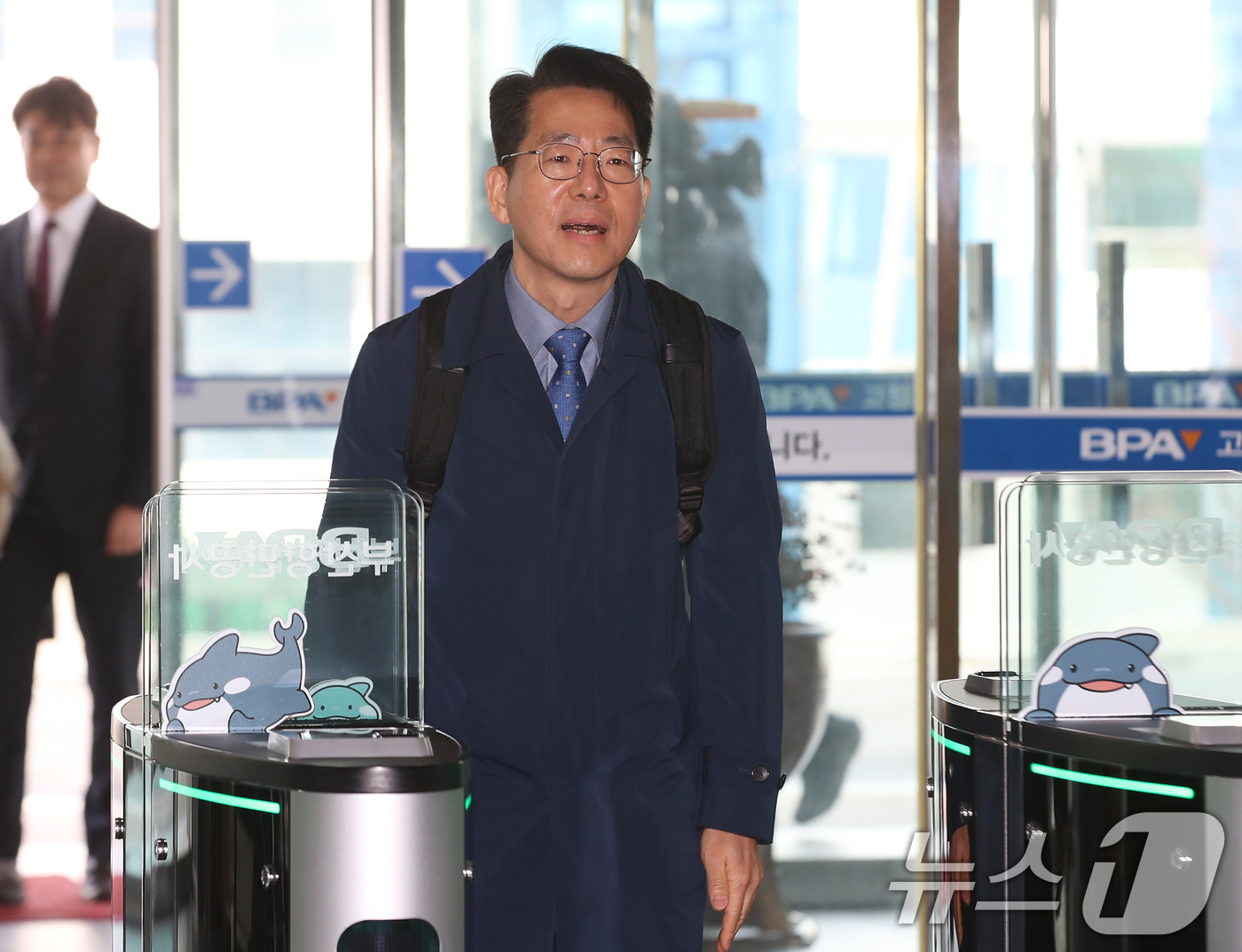 (부산=뉴스1) 윤일지 기자 = 황종우 해양수산부 장관 후보자가 3일 오전 부산 중구 부산항만공사에 마련된 인사청문회 준비 사무실로 첫 출근하고 있다. 2026.3.3/뉴스1