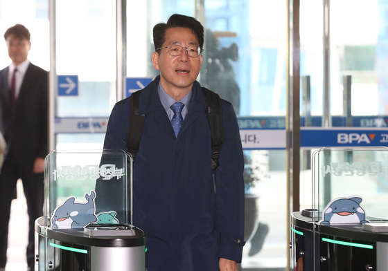 첫 출근하는 황종우 해수부 장관 후보자