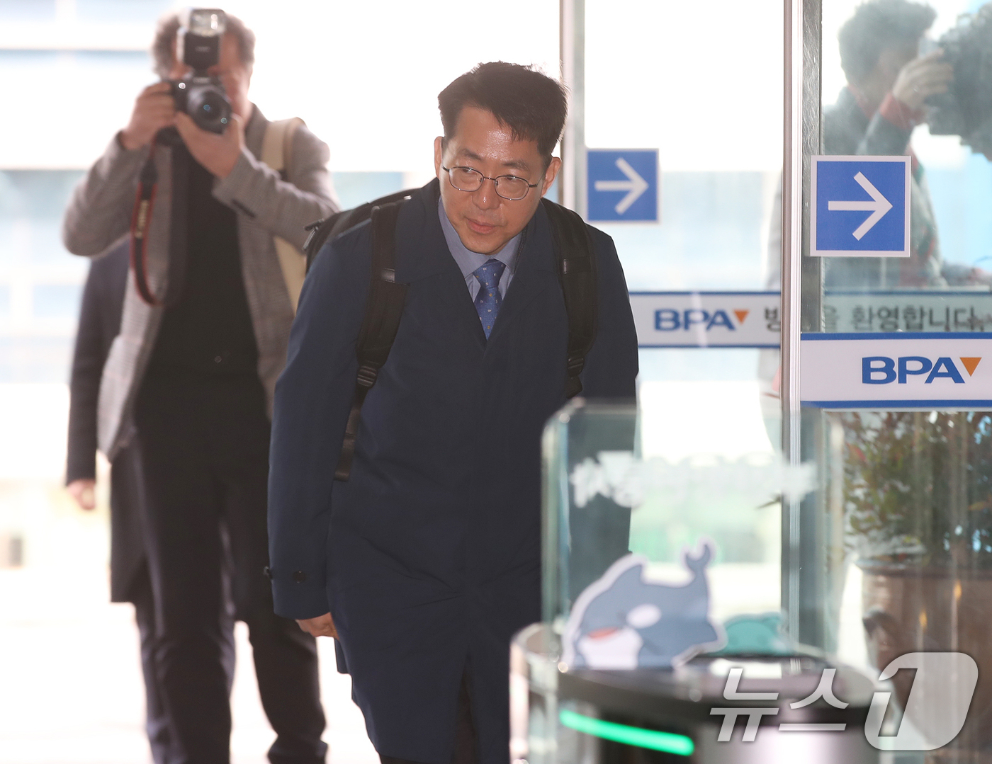 (부산=뉴스1) 윤일지 기자 = 황종우 해양수산부 장관 후보자가 3일 오전 부산 중구 부산항만공사에 마련된 인사청문회 준비 사무실로 첫 출근하고 있다.  2026.3.3/뉴스1