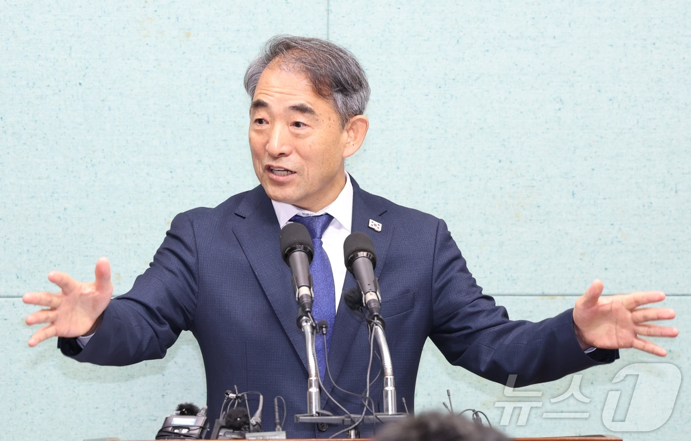 (전주=뉴스1) 유경석 기자 = 윤준병 더불어민주당 전북도당위원장이 3일 전북 전주시 전북특별자치도의회에서 타운홀 미팅 및 현대차 투자 관련 기자회견을 열고 질의에 답변을 하고 있 …