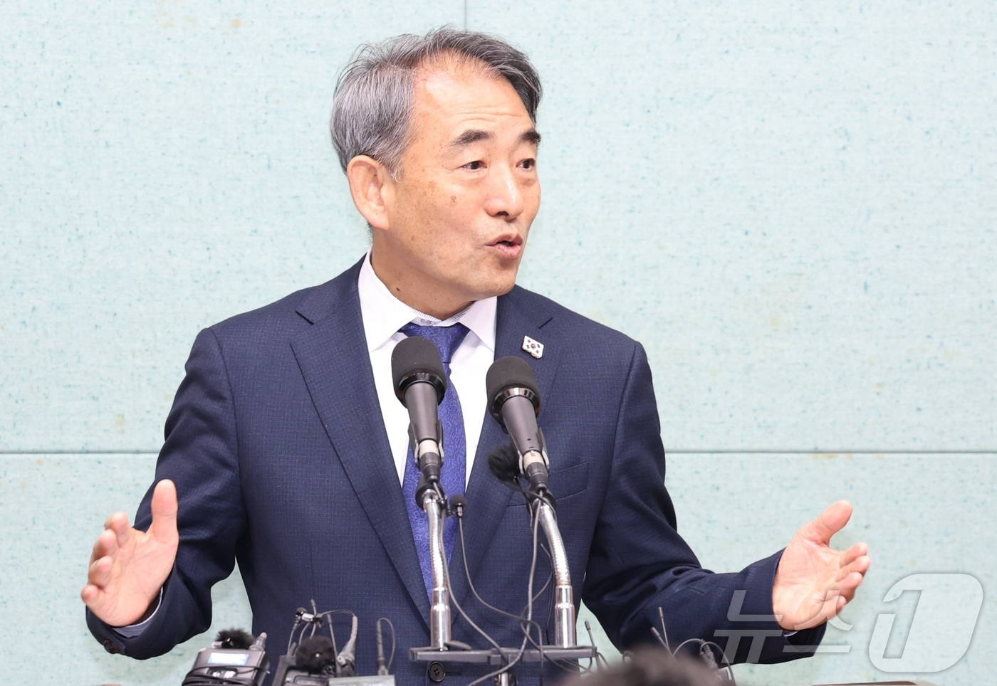 (전주=뉴스1) 유경석 기자 = 윤준병 더불어민주당 전북도당위원장이 3일 전북 전주시 전북특별자치도의회에서 타운홀 미팅 및 현대차 투자 관련 기자회견을 열고 질의에 답변을 하고 있 …