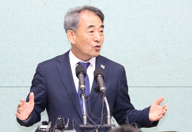 답변하는 윤준병 민주당 전북도당위원장