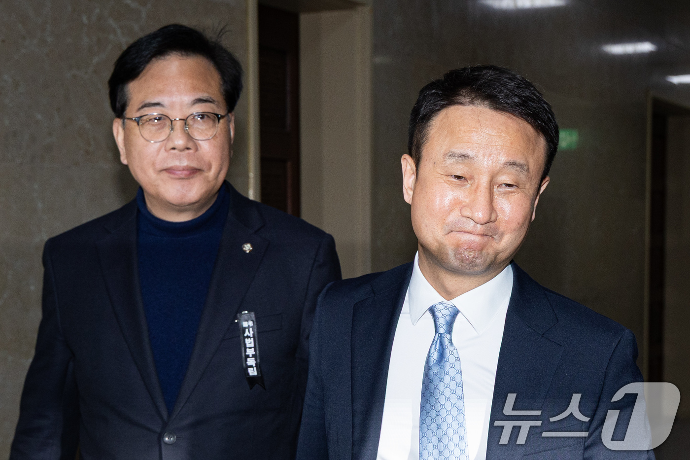 (서울=뉴스1) 유승관 기자 = 더불어민주당 한병도(오른쪽), 국민의힘 송언석 원내대표가 3일 서울 여의도 국회에서 회동을 위해 운영위원장실로 들어서고 있다. 2026.3.3/뉴스 …