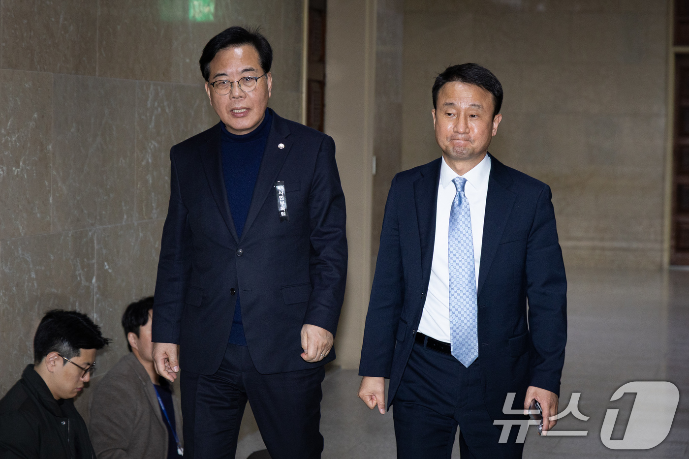 (서울=뉴스1) 유승관 기자 = 더불어민주당 한병도(오른쪽), 국민의힘 송언석 원내대표가 3일 서울 여의도 국회에서 회동을 위해 운영위원장실로 들어서고 있다. 2026.3.3/뉴스 …