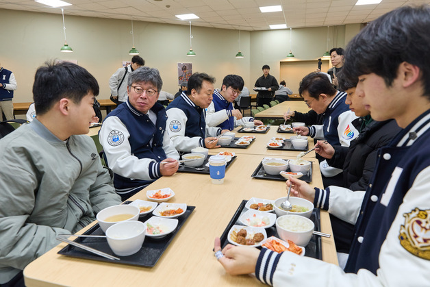 인하대, 총동창회 쌀 기부 기념 '천원의 아침밥' 배식 봉사