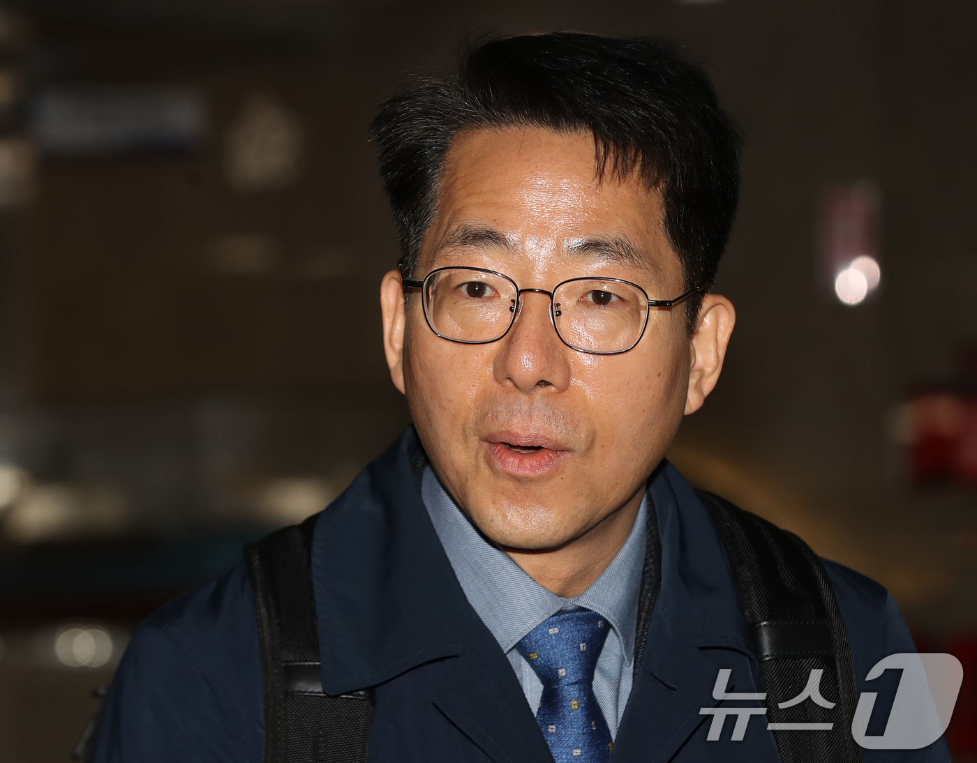 (부산=뉴스1) 윤일지 기자 = 황종우 해양수산부 장관 후보자가 3일 오전 부산 중구 부산항만공사에 마련된 인사청문회 준비 사무실로 첫 출근하며 소감을 밝히고 있다.  2026.3 …