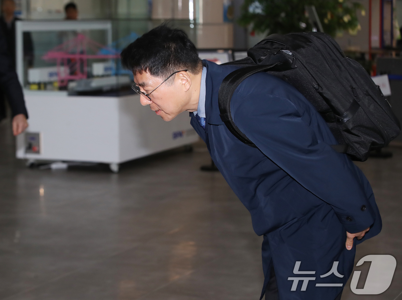 (부산=뉴스1) 윤일지 기자 = 황종우 해양수산부 장관 후보자가 3일 오전 부산 중구 부산항만공사에 마련된 인사청문회 준비 사무실로 첫 출근하며 소감을 밝힌 뒤 인사하고 있다. 2 …