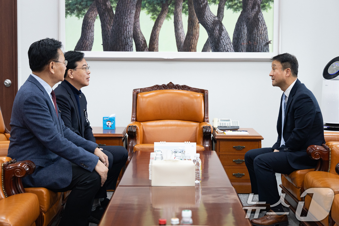 (서울=뉴스1) 유승관 기자 = 더불어민주당 한병도(오른쪽), 국민의힘 송언석 원내대표가 3일 서울 여의도 국회 운영위원장실에서 만나 대화하고 있다. 왼쪽은 유상범 국민의힘 원내운 …