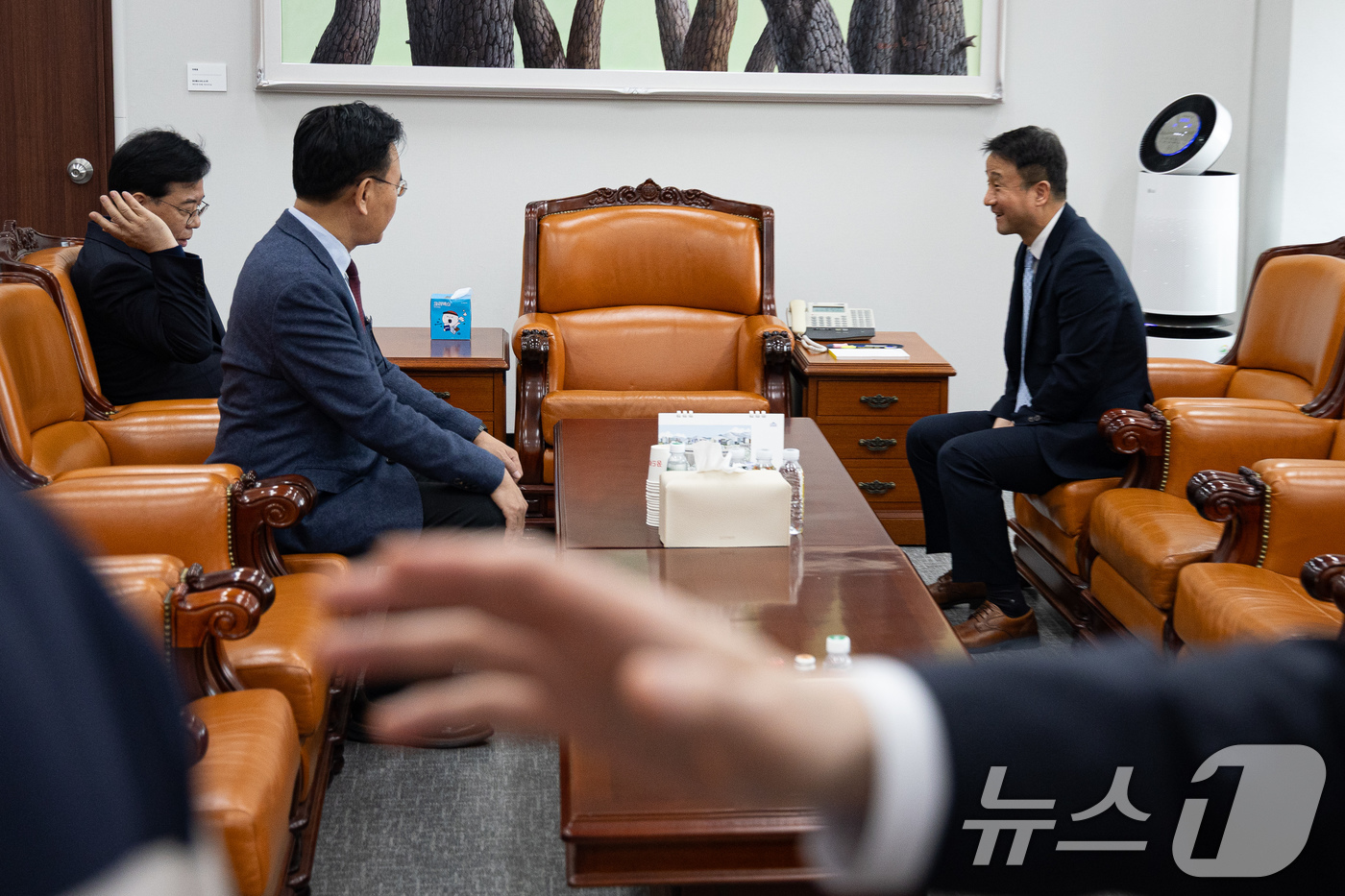 (서울=뉴스1) 유승관 기자 = 더불어민주당 한병도(오른쪽), 국민의힘 송언석 원내대표가 3일 서울 여의도 국회 운영위원장실에서 만나 대화하고 있다. 왼쪽 두 번째는 유상범 국민의 …