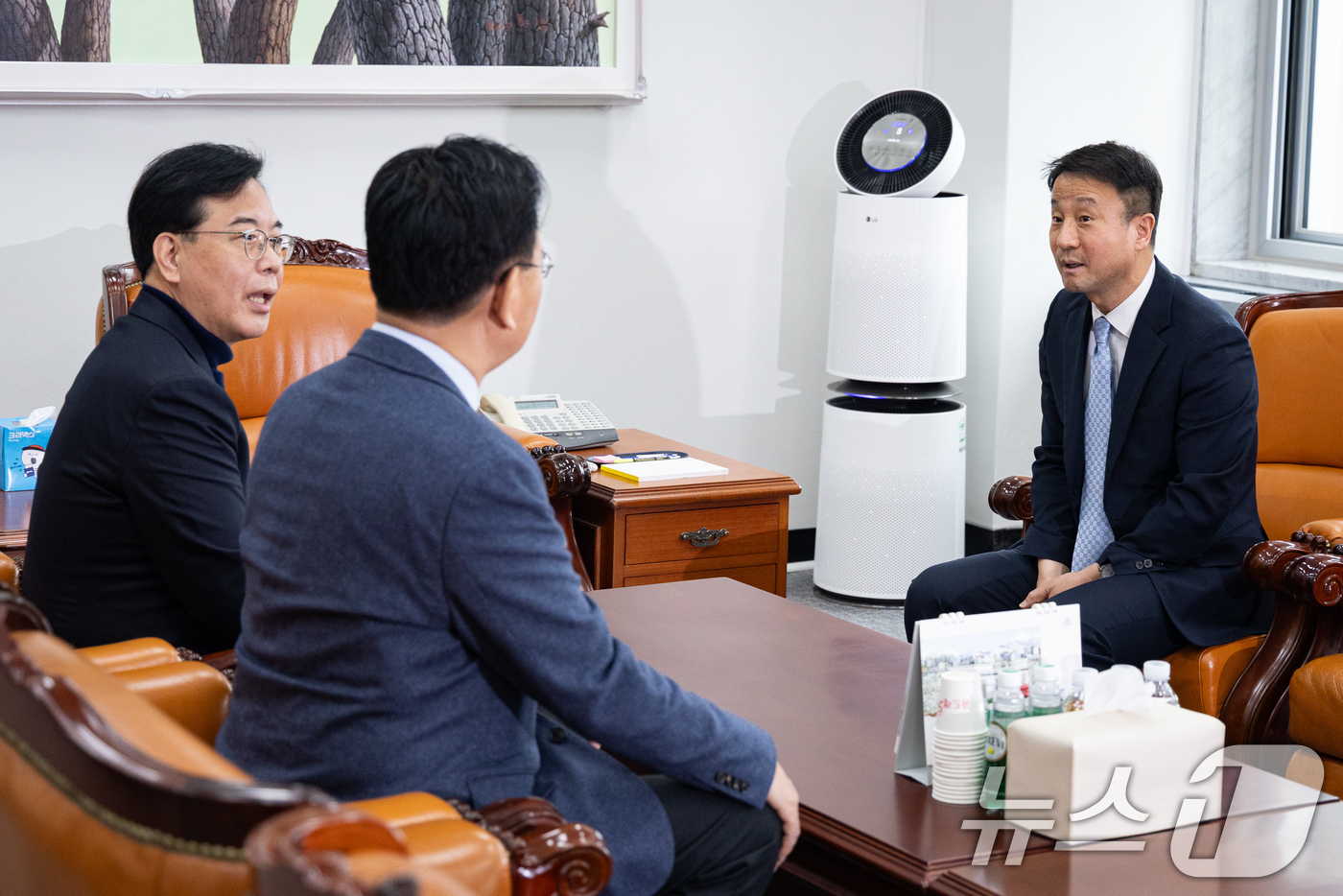 (서울=뉴스1) 유승관 기자 = 더불어민주당 한병도(오른쪽), 국민의힘 송언석 원내대표가 3일 서울 여의도 국회 운영위원장실에서 만나 대화하고 있다. 왼쪽 두 번째는 유상범 국민의 …