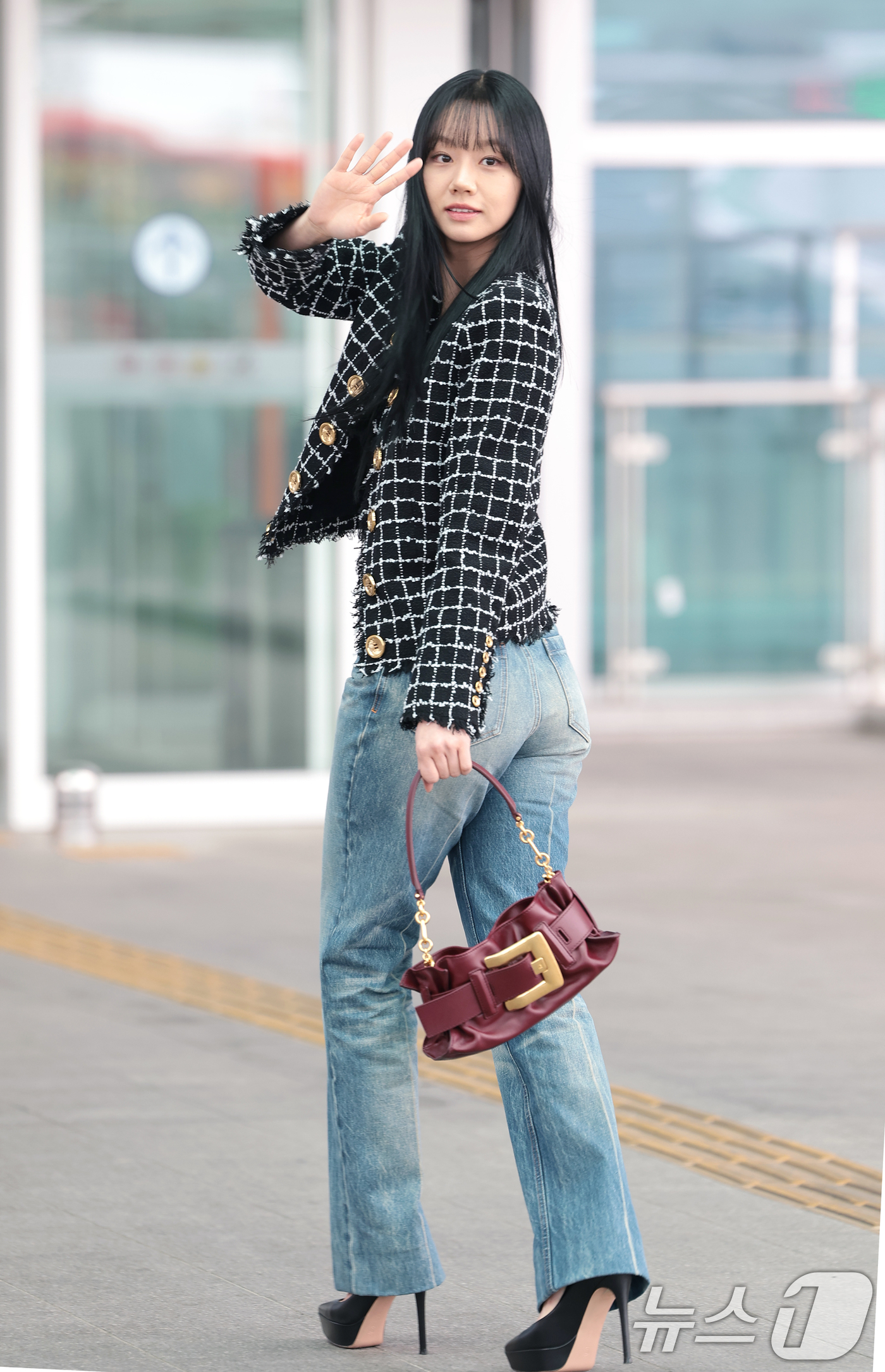 (인천공항=뉴스1) 권현진 기자 = 가수 겸 배우 혜리가 해외 일정을 위해 3일 인천국제공항을 통해 프랑스 파리로 출국하며 인사를 하고 있다. 2026.3.3/뉴스1