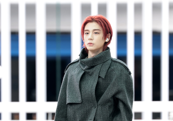 이한, 근사한 모습으로 출국하는 옆집 소년