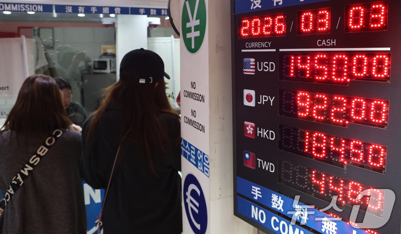 (서울=뉴스1) 최지환 기자 = 중동사태 영향으로 원·달러 환율이 급등한 3일 서울 중구 명동 환전소 전광판에 환율 시세가 나오고 있다.이날 서울외환시장에서 원·달러 환율은 전 거 …