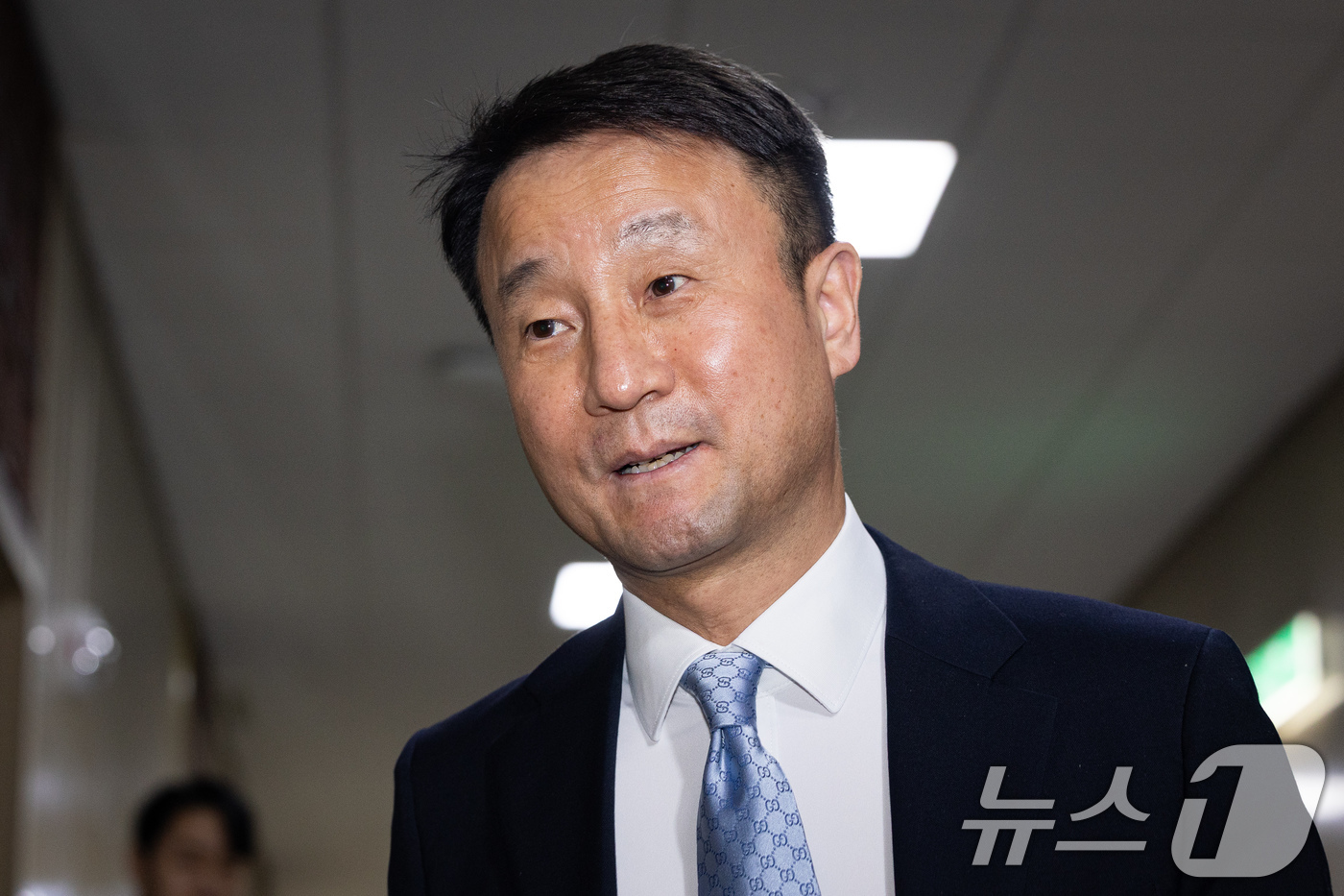 (서울=뉴스1) 유승관 기자 = 한병도 더불어민주당 원내대표가 3일 서울 여의도 국회에서 여야 원내대표 회동을 위해 운영위원장실로 들어서고 있다. 2026.3.3/뉴스1