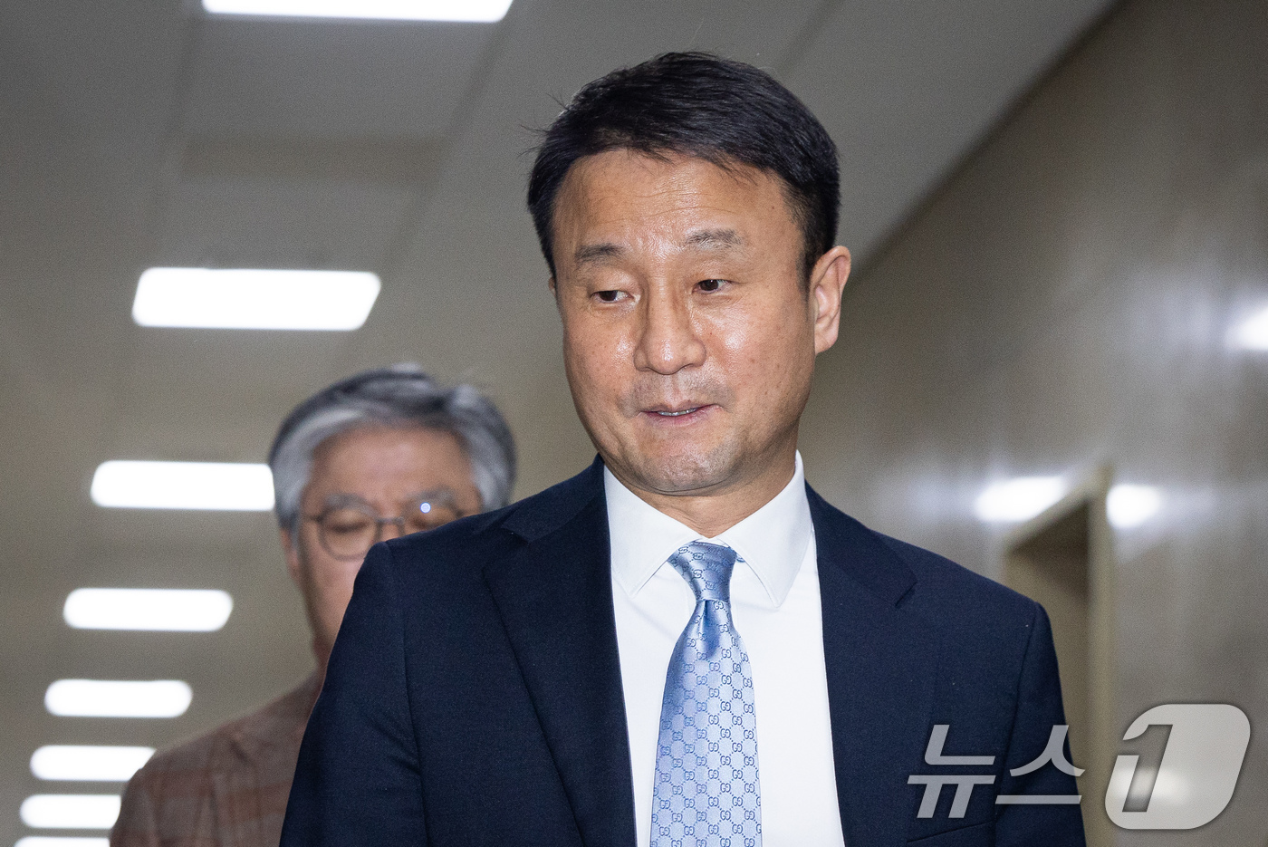 (서울=뉴스1) 유승관 기자 = 한병도 더불어민주당 원내대표가 3일 서울 여의도 국회에서 여야 원내대표 회동을 위해 운영위원장실로 들어서고 있다. 2026.3.3/뉴스1