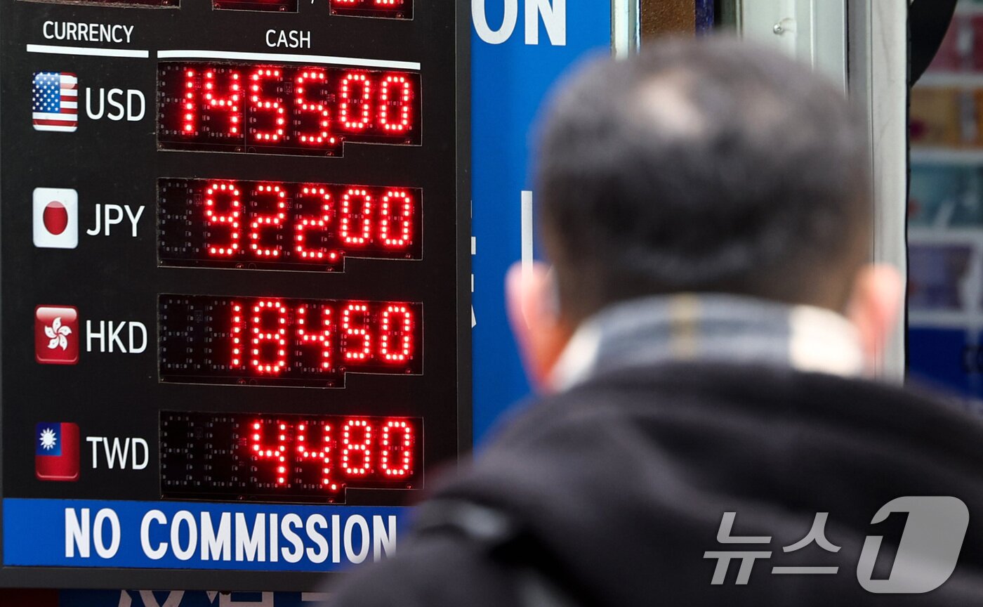 본문 이미지 - 중동사태 영향으로 원·달러 환율이 급등한 3일 서울 중구 명동 환전소 전광판에 환율 시세가 나오고 있다. 이날 서울외환시장에서 원·달러 환율은 전 거래일보다 22.6원 상승한 1462.3원에 개장했다. 2026.3.3 ⓒ 뉴스1 최지환 기자