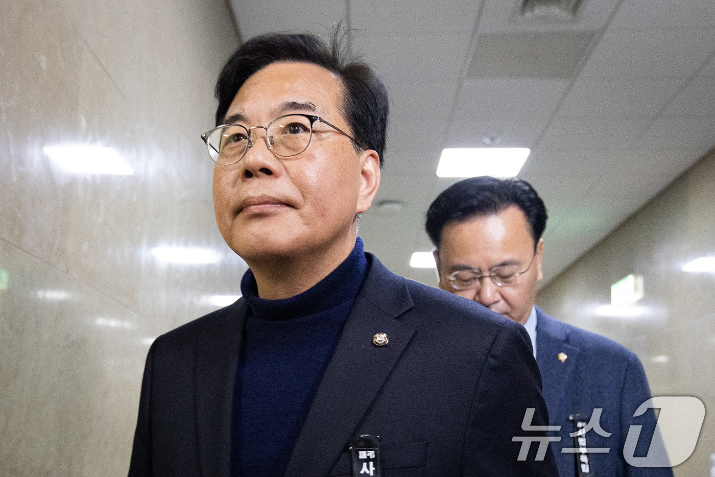 (서울=뉴스1) 유승관 기자 = 송언석 국민의힘 원내대표가 3일 서울 여의도 국회에서 여야 원내대표 회동을 위해 운영위원장실로 들어서고 있다. 왼쪽은 유상범 국민의힘 원내운영수석부 …