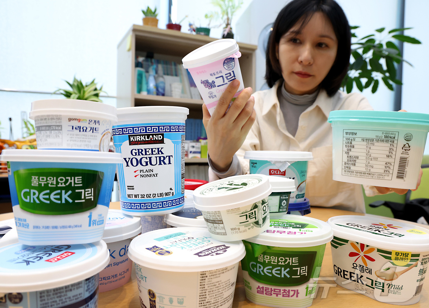 (세종=뉴스1) 김기남 기자 = 소비자시민모임 관계자가 3일 세종시 정부세종청사 공정거래위원회에서 시중에 유통되고 있는 17개 그릭요거트 제품의 영양성분, 유산균 수, 안전성 및 …