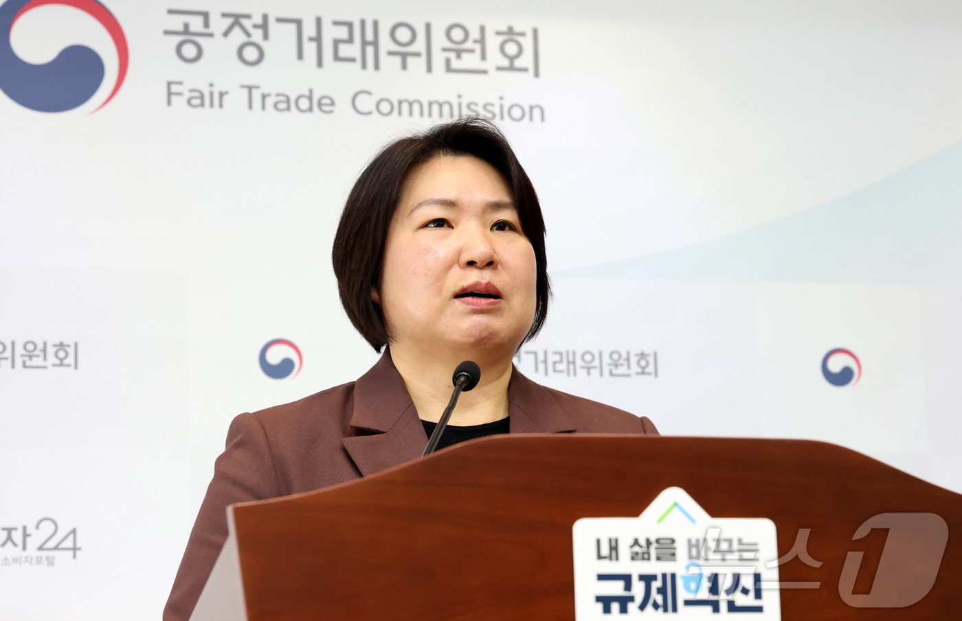 (세종=뉴스1) 김기남 기자 = 윤명 소비자시민모임 사무총장이 3일 세종시 정부세종청사 공정거래위원회에서 시중에 유통되고 있는 17개 그릭요거트 제품의 영양성분, 유산균 수, 안전 …