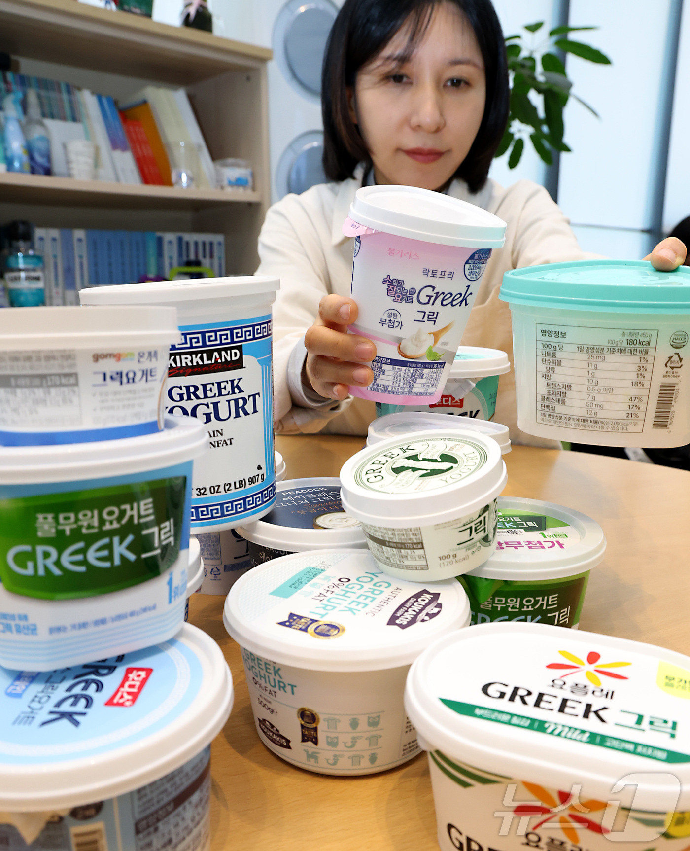 (세종=뉴스1) 김기남 기자 = 소비자시민모임 관계자가 3일 세종시 정부세종청사 공정거래위원회에서 시중에 유통되고 있는 17개 그릭요거트 제품의 영양성분, 유산균 수, 안전성 및 …