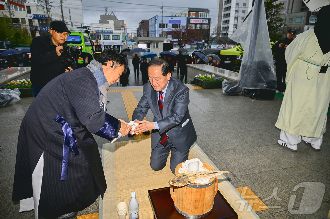 본문 이미지 - 정월대보름인 3일 오전 강원 속초시청에서 속초사자놀이보존회에서 주관한 '2026 정월대보름 지신밟기' 행사가 열리고 있다.(속초시 제공, 재판매 및 DB 금지) 2026.3.3 