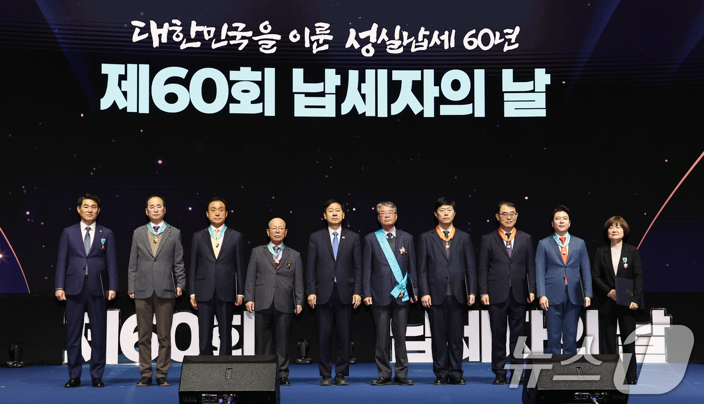 (서울=뉴스1) 구윤성 기자 = 구윤철 경제부총리 겸 제정경제부 장관이 3일 오전 서울 강남구 코엑스 오디토리움에서 열린 제60회 납세자의 날 기념식에서 수훈자들과 기념촬영을 하고 …