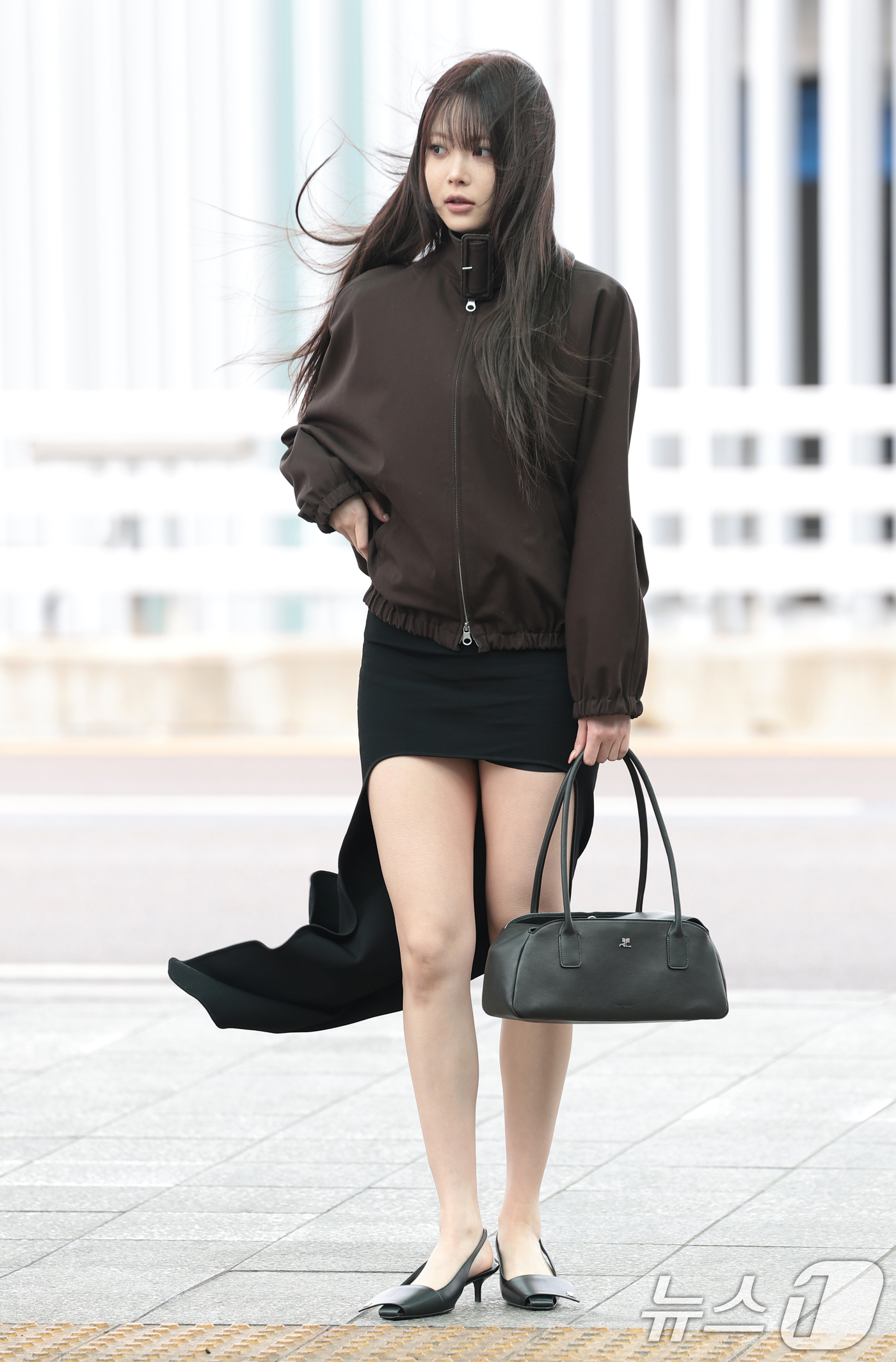 (인천공항=뉴스1) 권현진 기자 = 르세라핌 홍은채가 해외 일정을 위해 3일 인천국제공항을 통해 프랑스 파리로 출국하고 있다. 2026.3.3/뉴스1