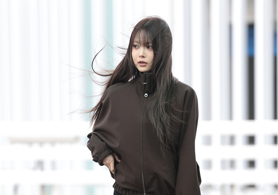 홍은채, 얄궂은 봄바람에 치마 펄럭